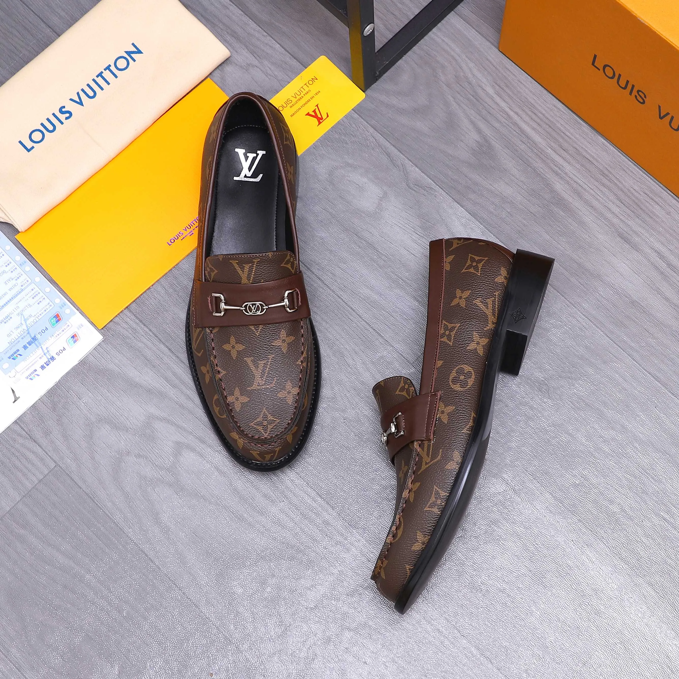 Men's shoes 💰660 Product trademark: LV [Louis Vuitton] business casual slip-on leather shoes, regular size. Size: 39-44 (38.45 custom-made, non-returnable) Product materials: Selected classic printed upper, cowhide lining, original outsole